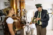 Staller (Helmfried von Lüttichau) lässt sich von Paula Hüttmann (Sarah Anna Vinocur) das Brennbuch zeigen.