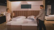 Corinna und Martin neben dem Bett beim Blind Date