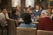 Die Bombe ist geplatzt: Virginia (Cristine Rose, M.) und Alfred Mosby (Michael Gross, 2.v.r.) haben Ted (Josh Radnor, l.) und seinen Freunden Robin (Cobie Smulders, 2.v.l.), Barney (Neil Patrick Harris, 3.v.l.), Marshall (Jason Segel, 3.v.r.) und Lily (Alyson Hannigan, r.) offenbart, dass sie bereits seit zehn Monaten geschieden sind ...