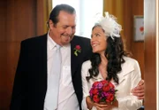 ARD HEITER BIS TÖDLICH - MÜNCHEN 7 FOLGE 11 (WH.), "Zimmer frei". Elfi (Christine Neubauer, r.) und Xaver (Andreas Giebel,l.) beschließen nicht zu heiraten.
