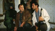 Die Kommissare Kehler (Wolfgang Bathke, M.) und Eschenbach (Matthias Bullach, r.) finden bei der Durchsuchung der Wohnung des Neonazis Prolla russische Waffen.