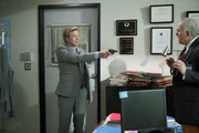 Patrick (Simon Baker, l.) ermittelt in einem neuen Fall und stößt dabei auf Chancellor Stern (Lawrence Pressman, r.). Doch hat er etwas mit dem Mord zu tun?