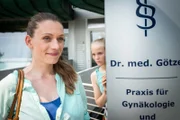 Was, um alles in der Welt, macht Katrin (Jodie Ahlborn, li.) in der Praxis von Dr. Götze? Stella (Zoe Malia Moon, re.) folgt ihr...