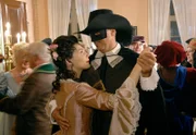 15 Uhr im Ersten Auf dem Maskenball tanzt Katja Stein (Julia Stemberger, l.) unwissentlich mit Stefan Hagen (Jochen Horst, r.), der sein Gesicht hinter einer Maske verbirgt.