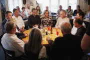 Club am Stammtisch Muss die Schweiz aufrüsten? Die Moderatoren Peter Düggeli und Barbara Lüthi mit den Gästen am Stammtisch
