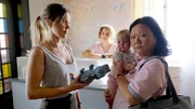 Frauenärztin Luise (Wolke Hegenbarth, li.) mit ihrem Baby und ihren Mitarbeiterinnen Jella (Antonia Bill, hinten) und Ja-Mai (Soogi Kang, re,). Frauenärztin Luise (Wolke Hegenbarth, li.) mit ihrem Baby und ihren Mitarbeiterinnen Jella (Antonia Bill, hinten) und Ja-Mai (Soogi Kang, re,).