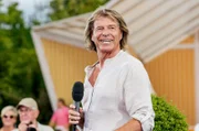 Schlagerstar Hansi Hinterseer ist beim diesjährigen Auftakt der Unterhaltungsshow "Immer wieder sonntags" mit am Start - live übertragen aus dem Europapark in Rust.