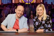 Rateteam-Kapitän Bernhard Hoëcker (l.) und die Fernsehmoderatorin Nadine Krüger (r.) bilden ein Rateteam.