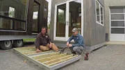 Nach 20 Jahren in New York verlässt eine Familie mit Hund den Big Apple und baut ein Tiny House. Ihr Mini-Gebäudekomplex wird aus drei separaten Tiny Houses bestehen, die über eine Terrasse miteinander verbunden sind. Es wird ein würfelartiges Büro, ein Gästehaus und ein Wohnhaus mit insgesamt 37 Quadratmeter geben.