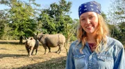 Nina lernt zwei junge Panzernashörner kennen, die in einer Tierauffangstation in Indien großgezogen werden. Weiteres Bildmaterial finden Sie unter www.br-foto.de.