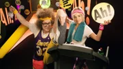 Heute wird es sportlich im Ah!-Studio! Also raus aus dem Fernsehsessel und mitgemacht, während die beiden Coaches Clarissa und Ralph ihr Fitnessprogramm präsentieren! Dabei klären sie ein für alle Mal, ob Pferde Warm-, Kalt- oder Vollblüter sind und dass das richtige Atmen bei jeder körperlichen Betätigung das A und O ist.