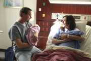 Überglücklich halten McGee (Sean Murray, l.) und Delilah (Margo Harshman, r.) ihre Zwillinge im Arm. Für die Namensgebung hat sich McGee etwas Besonderes ausgedacht.