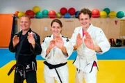 Sophia und Frank haben beide einen schwarzen Gürtel in Jiu Jitsu. Sie zeigen Julian (rechts) viele coole Tricks zur Selbstverteidigung.