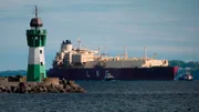 Am LNG-Terminal auf Rügen haben zuletzt regelmäßig Flüssiggas-Tanker aus den USA angelegt. Auf der Insel bildet sich vehementer Protest.