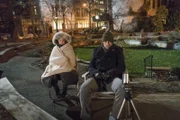 Watson (Lucy Liu, l.) und Holmes (Jonny Lee Miller, r.) werden zu einem Mordfall gerufen, bei dem eine Frau ums Leben kam, die ausschließlich ihren Hund im Testament bedacht hat ...