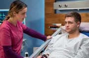 Viktoria (Isabella Krieger, l.) will Mikko (Luan Gummich, r.) vor seiner Hand-OP Mut machen.