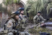 Tammy (Vanessa Ferlito, l.), Sebastian (Rob Kerkovich, M.) und Pride (Scott Bakula, r.) sind für eine geheime Operation nach Südamerika gereist ...