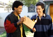 "Scrubs - Die Anfänger", "Mein inneres Kind." Wieder einmal gehen mit J.D. und Turk die Pferde durch. Genervt von deren kindischen Verhalten, erteilt Dr. Cox J.D. einen Rüffel. Dieser nimmt sich die Kritik zu Herzen und zeigt sich fortan von seiner erwachsenen Seite - sehr zu Turks Missfallen. Indes erzählt Dr. Cox einem Burschen, dass er Leukämie hat und widersetzt sich damit dem Wunsch der Eltern. Elliot plant gegen den Willen von Dr. Kelso dessen Geburtstagsfeier und setzt alles daran, dessen wahres Alter zu erfahren.Im Bild (v.li.): Donald Faison (Chris Turk), Zach Braff (John 'J.D.' Dorian).
