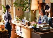 Sheldon Cooper (Iain Armitage) und Professor Ericson (Melanie Lynskey)