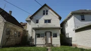 Haus mit vier Schlafzimmern und zwei Bädern.