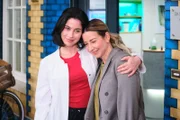Ute (Isabell Hertel, r.) will nach der guten Nachricht den Moment genießen. Links Sina (Valea Scalabrino)