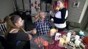 Silvia ist nervös und hat Angst sich zu blamieren. Sylvana (li.) und Sarafina (re.) haben deshalb für ihre Mutter eine Wellness-Überraschung vorbereitet.