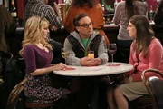 L-R: Bernadette Rostenkowski (Melissa Rauch), Leonard Hofstadter (Johnny Galecki), Amy Farrah Fowler (Mayim Bialik)