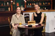 Moderatorin Carolin Kebekus (li.) mit ihrem Gast: Digital Creatorin Gazelle (re.).