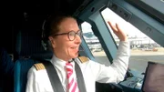 Die Fluggesellschaft Condor setzt ein Zeichen für die Brustkrebsvorsorge. Dafür hat sie, als einzige Airline weltweit, ein Airbus A320 in Pink-gestreift lackiert. Flugkapitänin Katharina Heiman freut sich auf dem ersten Flug im Pink Plane nach Lanzarote.