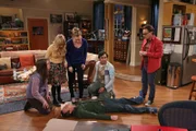 Als plötzlich Stuart (Kevin Sussman, liegend) zusammenbricht, ahnen Bernadette (Melissa Rauch, 2.v.l.), Amy (Mayim Bialik, l.), Leonard (Johnny Galecki, r.) und Penny (Kaley Cuoco, M.) noch nicht, dass es ein Überraschungs-Krimi-Dinner von Raj (Kunal Nayyar, 2.v.r.) ist ...
