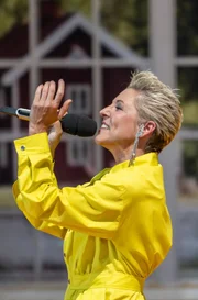 Voll Gefühl und Schwung erobert Alexandra Hofmann die Showbühne der Live-Sendung "Immer wieder sonntags" im Europapark Rust.