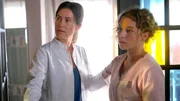 Frauenärztin Luise (Wolke Hegenbarth, li.) hat an der neuen Arzthelferin Jella (Antonia Bill) ständig etwas auszusetzen. Frauenärztin Luise (Wolke Hegenbarth, li.) hat an der neuen Arzthelferin Jella (Antonia Bill) ständig etwas auszusetzen.