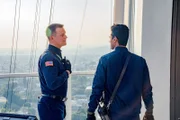(v.li.): Peter Krause (Bobby Nash), Anirudh Pisharody (Ravi Panikkar).