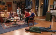 Das geplante Überraschungs-Krimi-Dinner von Raj (Kunal Nayyar, M.) und Stuart (Kevin Sussman, liegend) kommt bei Bernadette (Melissa Rauch, l.), Amy (Mayim Bialik, 2.v.l.), Leonard (Johnny Galecki, 2.v.r.) und Penny (Kaley Cuoco, r.) nicht gut an ...