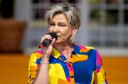 Claudia Jung ist beim diesjährigen Auftakt der Unterhaltungsshow "Immer wieder sonntags" mit am Start - live übertragen aus dem Europapark in Rust.