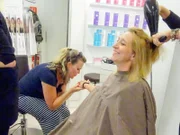 Regina (r.) hat ihr Outfit bereits geshoppt und sitzt beim Friseur.