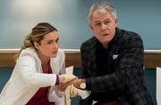 Konrad Boerne (Rainer Furch, r.) kommt mit einer vor Blut tropfenden Hand ins JTK. Viktoria Stadler (Isabella Krieger, l.) nimmt sich des Patienten an. Konrad Boerne (Rainer Furch, r.) kommt mit einer vor Blut tropfenden Hand ins JTK. Viktoria Stadler (Isabella Krieger, l.) nimmt sich des Patienten an.
