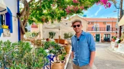 Johannes hat sich eine Pauschalreise gebucht und will in 5 Tagen auf der Insel möglichst viel erleben. Und das für unter 1000 Euro. Ob er es schafft?