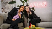 Moderatorin Tülin Tekkal (l) mit Stand-up-Comedienne Parshad Esmaeili.