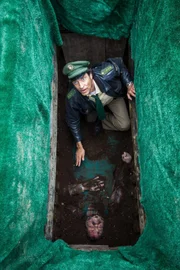 Staller (Helmfried von Lüttichau, oben) stürzt in ein Grab - und zwar direkt auf die Leiche des Totengräbers.