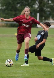 Luise ist eine technisch versierte Fußballerin. Sie trainiert viermal in der Woche und hat jedes Wochenende ein Spiel, fast immer gegen Jungs-Mannschaften.