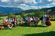 Die Hallgrafen Musikanten, im Hintergrund links Moderatorin Susanne Wiesner. Weiteres Bildmaterial finden Sie unter www.br-foto.de.