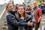 Stefan Hofbauer (Fabian Unger, M.) will sich von Polizisten nichts sagen lassen. F&uuml;r Major Carl Ribarski (Stefan J&uuml;rgens, l.), und Gruppeninspektorin Penny Lanz (Lilian Klebow, r.) wird es schwer werden, etwas bei den Jugendlichen herauszufinden.
