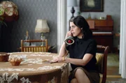 Eriks Mutter (Ruth Vega Fernandez) teilt ihm mit, dass sie sich zukünftig nicht mehr sprechen sollten.