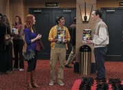Noch ahnen Raj (Kunal Nayyar, M.) und Sheldon (Jim Parsons, r.) nicht, als sie auf Emily (Laura Spencer, l.) treffen, dass sie in männlicher Begleitung ist ...