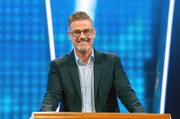 Michael Antwerpes moderiert die Rateshow mit Spaß und Schwindel um die spannendsten Berufe und skurrilsten Hobbys.