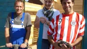 Und wieder Zoff beim Friedlichen Nachbarn. Gartenkumpel Ralle (l.) hilft Claus und Eva beim Aufbau der Laube bzw. mein Sortieren der Bretter. Durch miese Laune und jede Menge Stress kommen die drei einfach nicht zum Arbeiten.