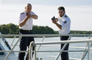 Wolf Malletzke (Christoph Grunert, l.) und Fahri Celik (Hassan Akkouch, r.) stellen auf dem Müggelsee einen Skipper, der eine Leiche an Deck hat.