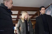 Ein kleiner Junge ist aus seinem Kinderzimmer verschwunden. Die Detectives Odafin "Fin" Tutuola (Ice-T, l.), Amanda Rollins (Kelli Giddish) und Nick Amaro (Danny Pino) nehmen sich des Falles an und befragen zunächst die Mutter des Kindes...
