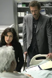 Dr. Lisa Cuddy (Lisa Edelstein, hinten l.) und Dr. Gregory House (Hugh Laurie, r.) haben Gabriel (John Laroquette, vorne l.) aus dem Koma geholt, um ihn nach der familiären Geschichte zu fragen ,..